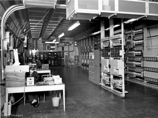 1957: A British Telecommunications Media Image Library által kiadott képen operátorok dolgoznak az áramellátó berendezéseken és a központi készülékállványokon a Kingsway alagútban lévő központban