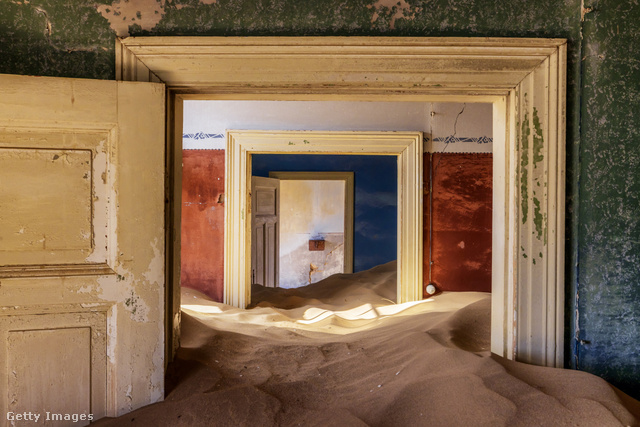 A sivatag nem ismer határokat: Kolmanskop városának épületeiben is a homok az úr