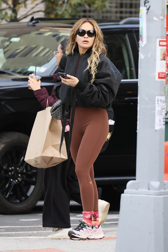 Rita Ora New Yorkban volt bevásárolni, amikor észrevették a fotósok