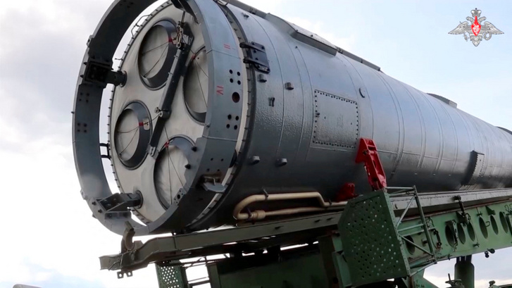 Egy Avangard hiperszonikus siklójárművel felszerelt interkontinentális ballisztikus rakétát az Orenburg régióban lévő indítósilójába emelnek 2023. november 16-án