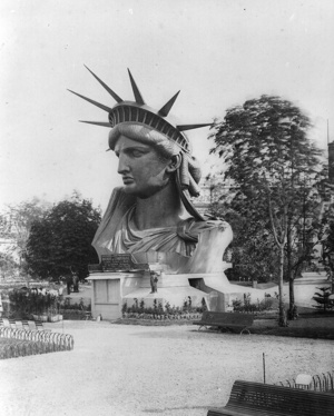 A szobor feje az 1878-as párizsi világkiállításon. A korona ma kilátó, de a fáklya is rejtett egy szobát