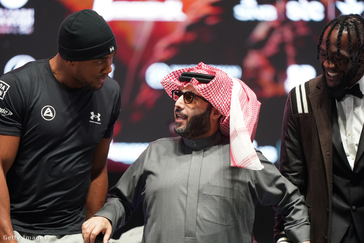 A rijádi gála két főszereplője, Anthony Joshua (balra) és Deontay Wilder (jobbra) fogja közre a szaúdi házigazdákat képviselő minisztert, Turki al-Sejket a londoni sajtótájékoztatón