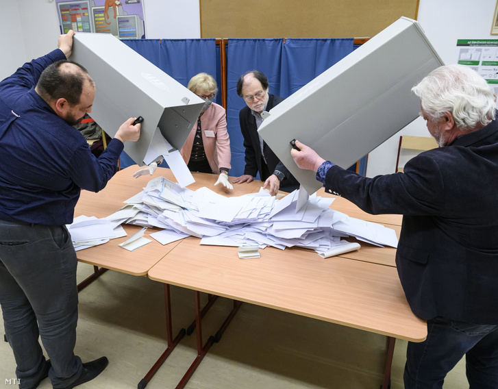 A szavazatszámláló bizottság tagjai megkezdik a szavazatok számlálását a budapesti Szent István Magyar Angol Két Tanítási Nyelvû Általános Iskolában kialakított szavazókörben az országgyűlési választás és gyermekvédelmi népszavazás napján 2022. április 3-án