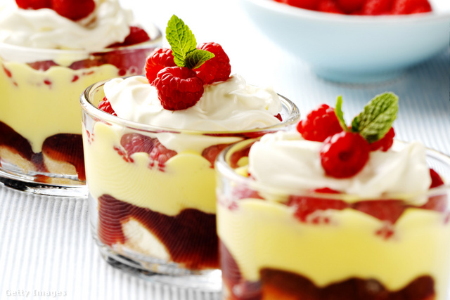 Látványos és finom desszert a málnás trifle