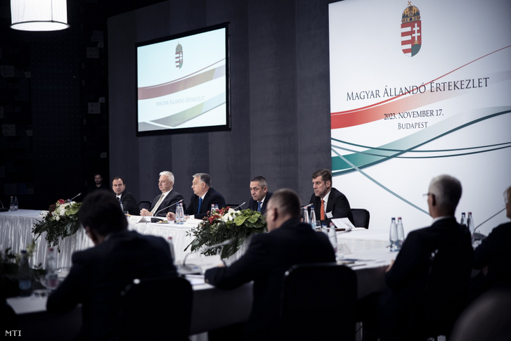 Orbán Viktor beszédet mond a Magyar Állandó Értekezlet ülésén a Várkert Bazárban 2023. november 17-én