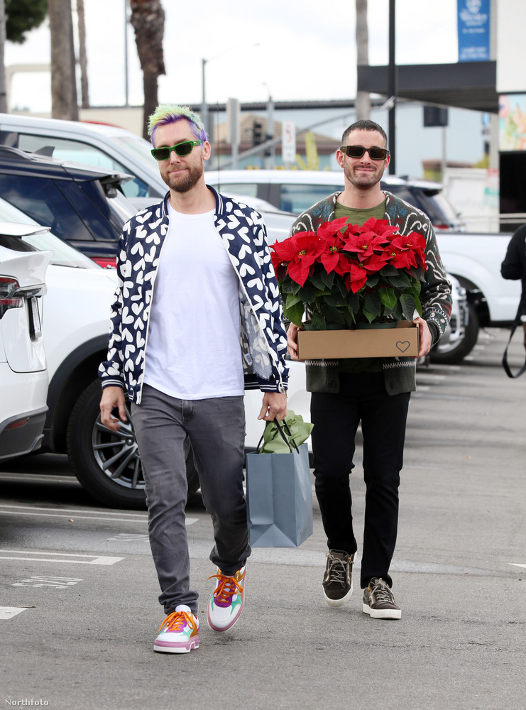 Lance Bass amerikai popénekest a férjével, Michael Turchin színésszel látták mikulásvirágokat vásárolni az Erewhon piacon, Los Angelesben