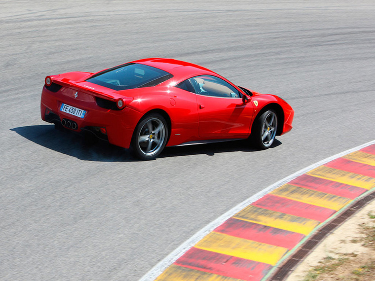 2009 – Ferrari 458 Italia – 1:25 – 4,5 liter, V8, 570 lóerő, 325+ km/h