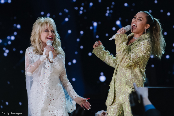 Dolly Parton és Miley Cyrus a 61. éves GRAMMY Awards színpadán lép fel a Staples Centerben 2019. február 10-én