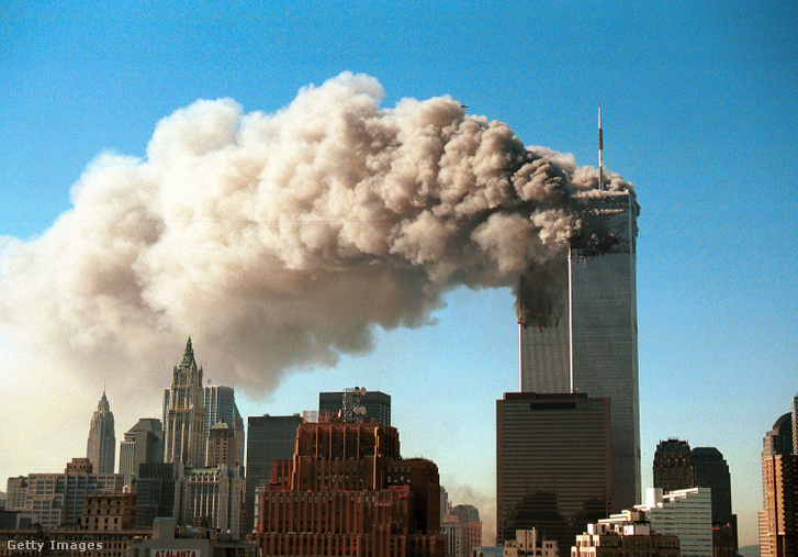 Füst száll fel a World Trade Centerből a terrortámadás után 2001. szeptember 11-én
