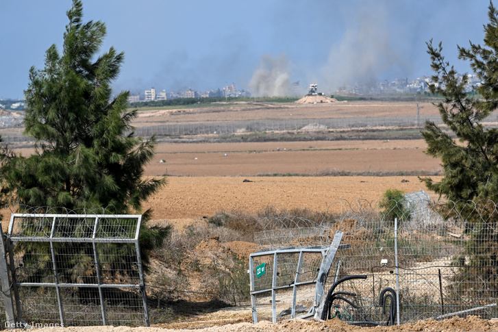 Az áttört kerítés Kfar Aza kibucnál 2023. október 10-én