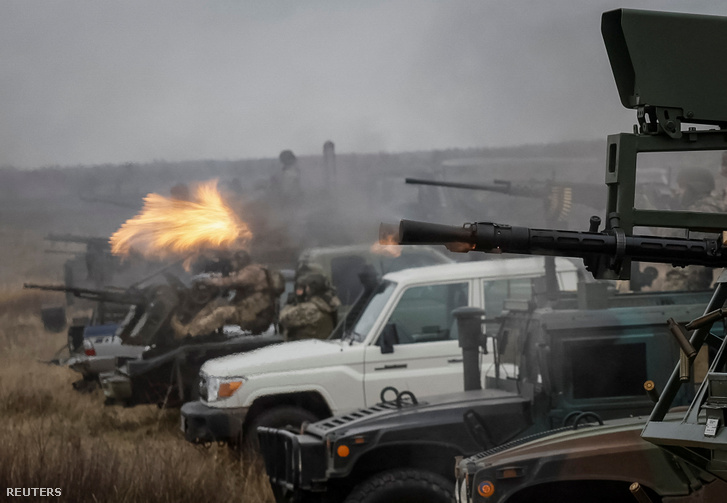 Ukrán katonák légvédelmi gyakorlaton vesznek részt Oroszország Ukrajna elleni támadása közepette az ukrajnai Csernyihiv régióban 2023. november 11-én