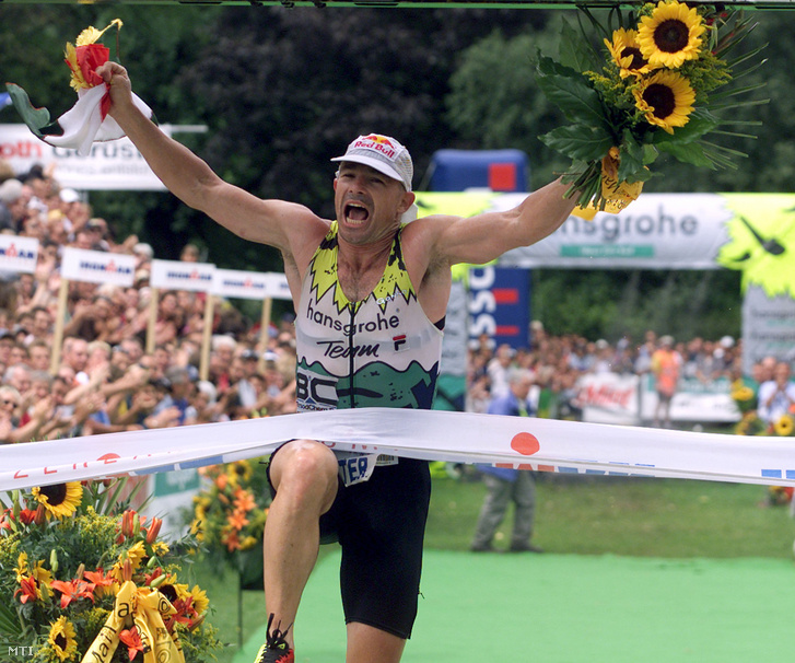 Kropkó Péter győztesként ünnepel 2001 augusztusában a svájci Vasemberen