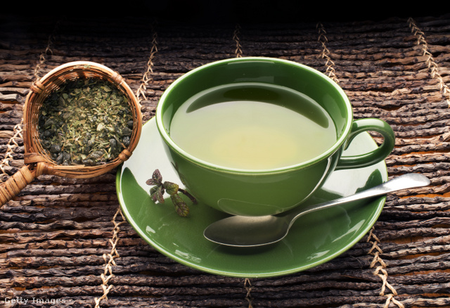 A zöld tea a kávéhoz hasonló módon lát el bennünket lendülettel
