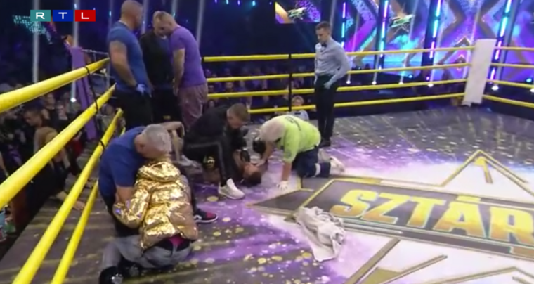 A feszült pillanatokban Kabát Péter párja, rémülten rohant a ringhez, ahol az eszméletlenül fekvő sportoló mellett összerogyva zokogott. (Fotó: RTL)