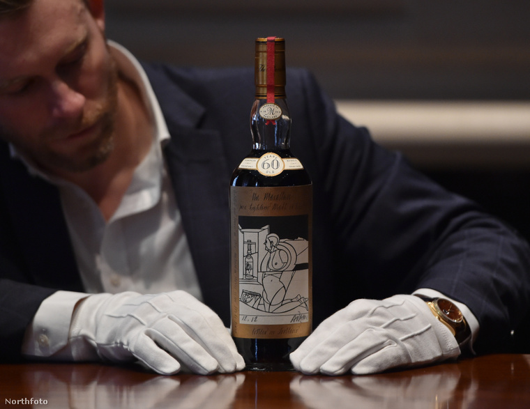 Jonny Foyle, a Sotheby's whiskyszakértője mutatja az 1926-os évjáratú, világrekorder Macallan Adami whisky-t. (Fotó: Thomas Krych / Northfoto)