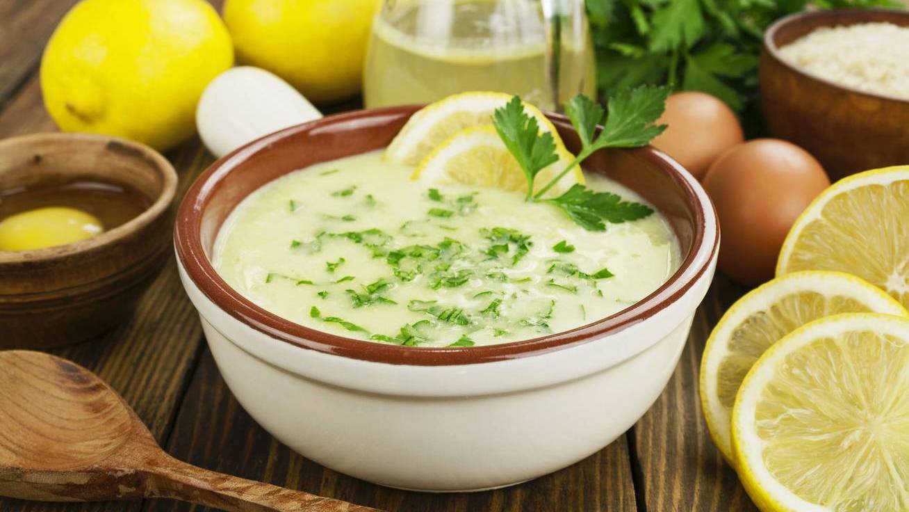 A savanykás görög citromleves pillanatok alatt összedobható. A levesbetétet a rizs adja.