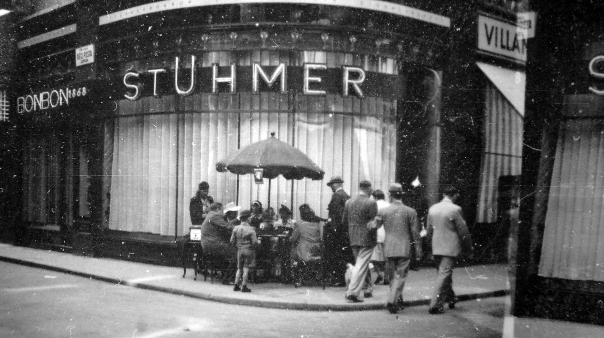 Váci utca – Régiposta utca sarkán lévő Stühmer bolt 1940-ben