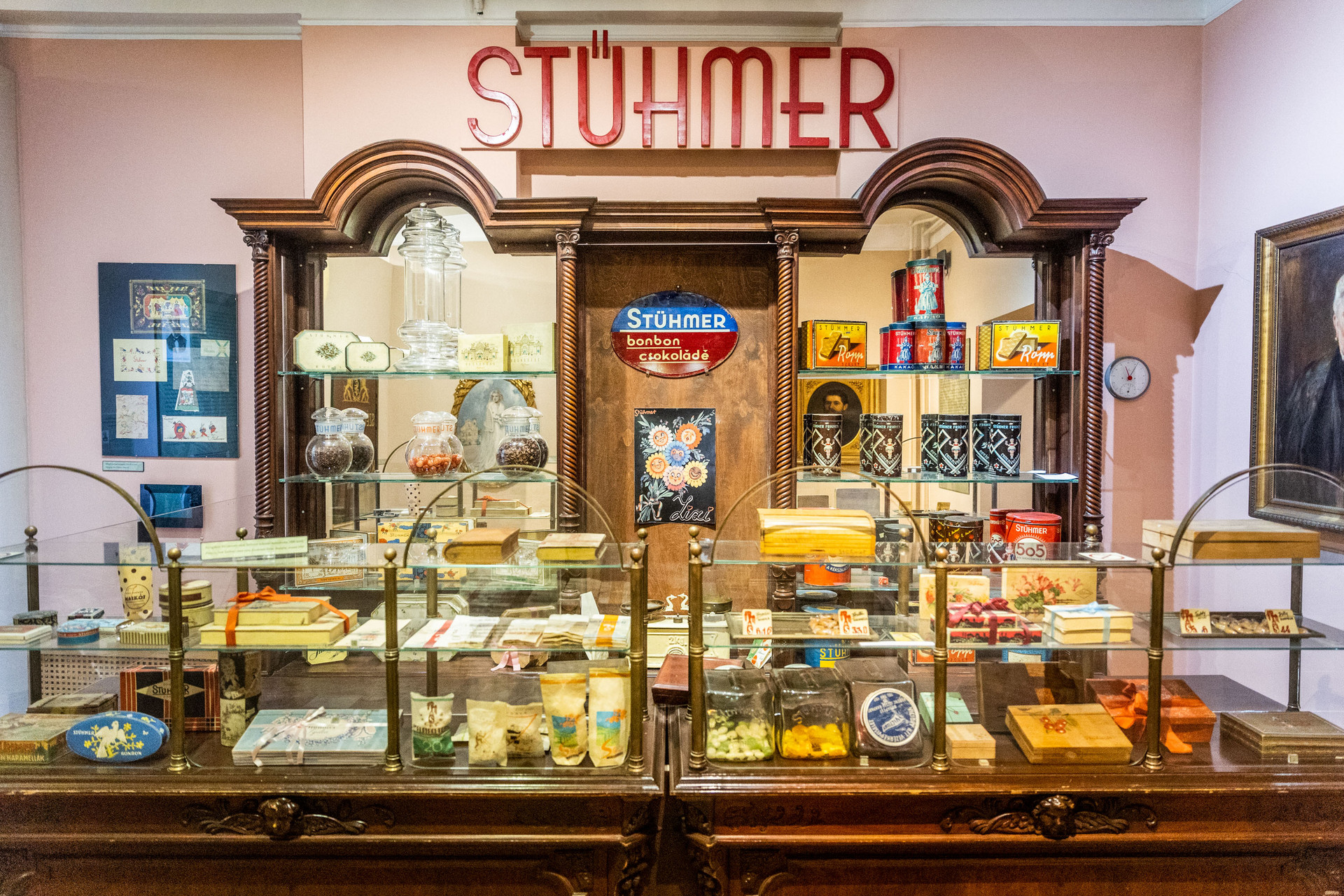 Egy Stühmer bolt berendezése ma is látható a Magyar Kereskedelmi és Vendéglátóipari Múzeumban