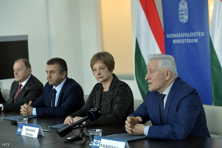 Palkovics Imre beszél az új minimálbér-megállapodás aláírásán a 2023. november 20-án