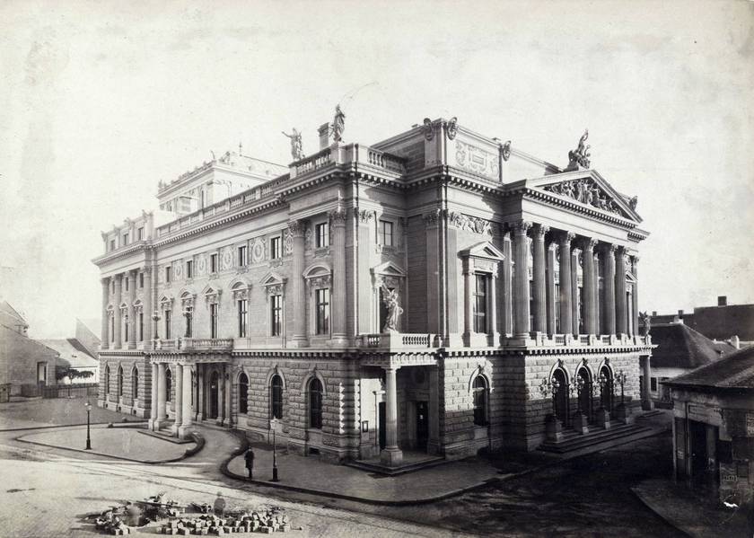 Közel 150 évvel ezelőtt a Népszínház határozta meg a környék arculatát. A képen a későbbi Nemzeti Színház látható a mai Blaha Lujza téren a Rákóczi (Kerepesi) út felől nézve. A felvétel 1875 körül készült.