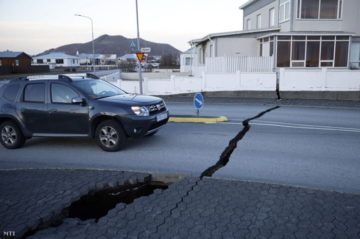 Földmozgásoktól megrepedt útburkolat a délnyugat-izlandi Grindavík halászvárosban.