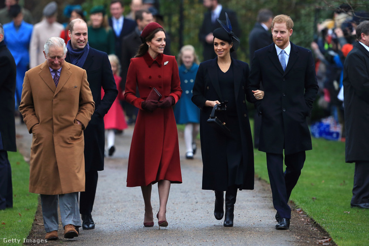 III. Károly, Vilmos herceg, Katalin hercegné, Meghan Markle és Harry herceg templomba menet 2018 karácsonyán