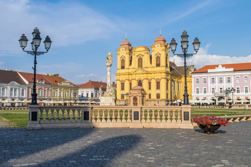 Temesvár főtere, a Piața Unirii környékén egymást érik a látnivalók. A 18. századi, barokk stílusú Szent György-katedrális is itt magasodik, a város egyik legkiemelkedőbb épületeként.