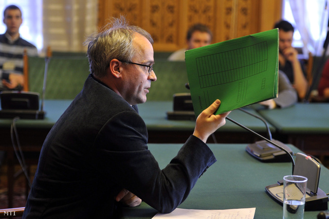 Horváth András volt adóellenőr az Országgyűlés számvevőszéki és költségvetési bizottsága ellenőrző albizottságának ellenzéki tagjai részvételével tartott tanácskozáson a Parlamentben 2013. november 27-én.
