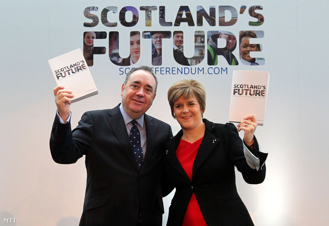 Alex Salmond, a skót tartományi kormány vezetője (b) és helyettese, Nicola Sturgeon mutatja az úgynevezett Fehér Könyvet.