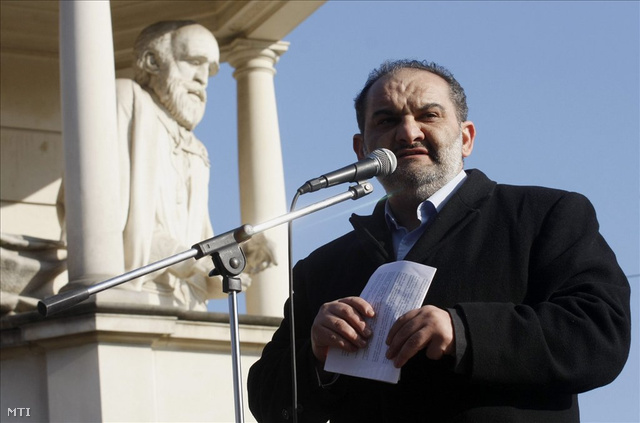 Horváth Aladár, itt a Roma Polgárjogi Alapítvány (RPA) elnökeként beszél Miskolcon, 2009-ben