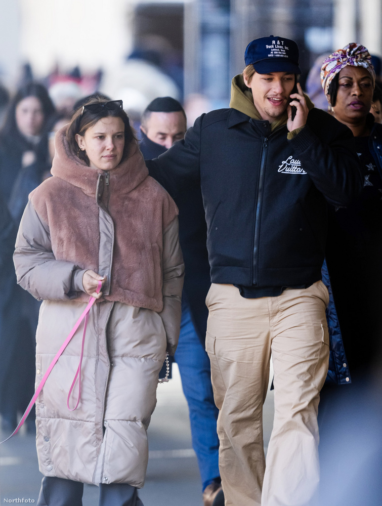 Millie Bobby Brown és vőlegénye, Jake Bongiovi New York utcáin sétáltak, amikor lefotózta őket egy paparazzi