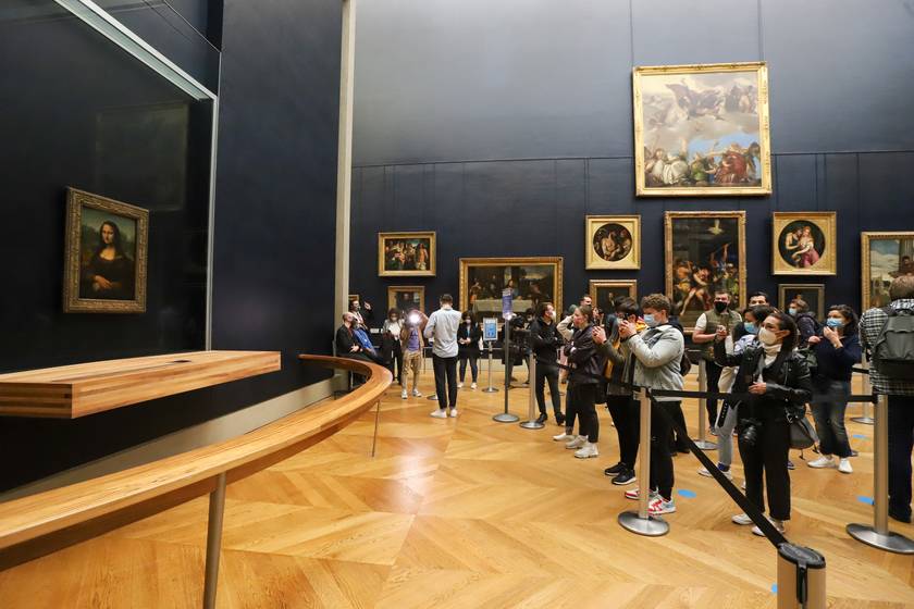 A Louvre kihagyhatatlan turisztikai attrakció Párizsban járva, ám Da Vinci Mona Lisáját már sokan csalódásnak tartják apró mérete és a hatalmas tömeg miatt, ami folyton körbeveszi.