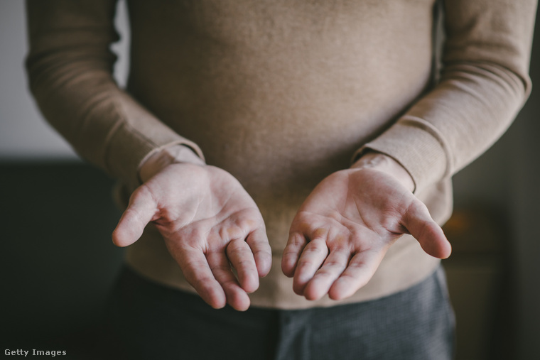 A tanulmányok szerint az ujjropogtatásnak semmi köze az ízületi gyulladáshoz. (Fotó: Olena Domanytska / Getty Images Hungary)
