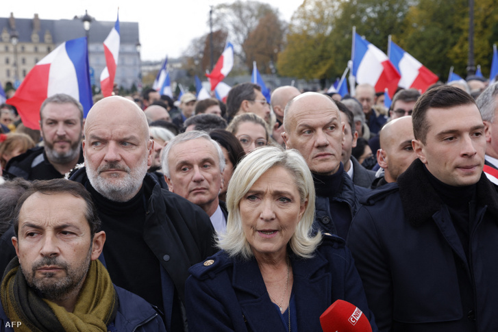 Marine Le Pen egy antiszemitizmus elleni demonstráción Párizsban 2023. november 12-én