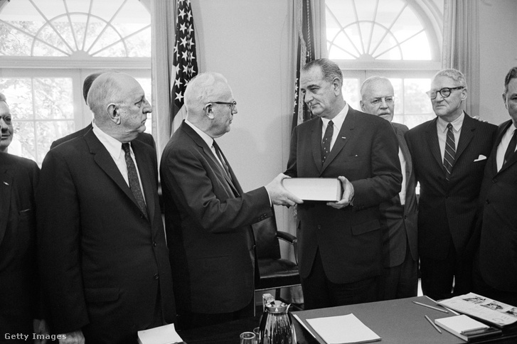 A Warren-bizottság átadja jelentését Lyndon Johnson elnöknek 1964. szeptember 24-én