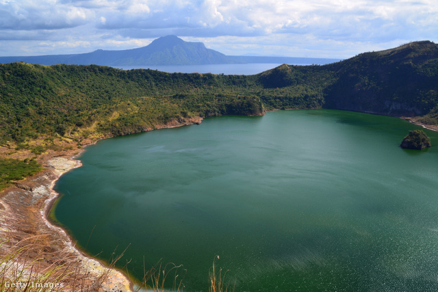 Csodás képet fest a Fülöp-szigeteki Taal-tó is, amely a vulkáni tevékenységnek köszönheti a szépségét