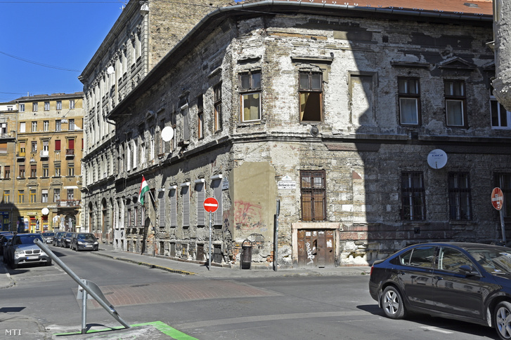 Egy felújításra váró lakóház a Bérkocsis és Auróra utcák találkozásánál a Józsefvárosban 2022. március 12-én
