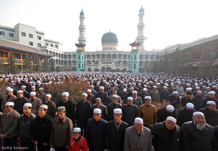 Muszlimok imádkoznak az Eid-al-Fitr fesztivál alkalmából rendezett ünnepségen a Dongguan mecsetben, amely egyike a négy legnagyobb mecsetnek Északnyugat-Kínában, 2005. november 3-án a kínai Csinghaj tartománybeli Hsziningben
