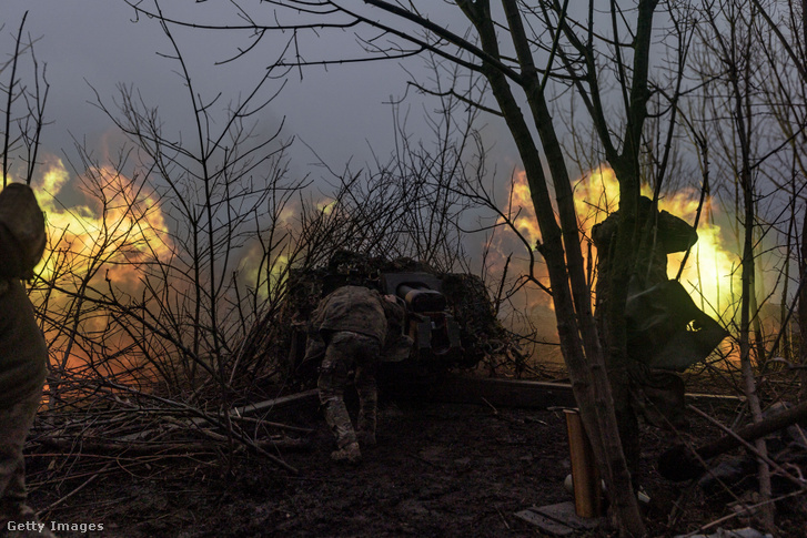 Ukrán katonák tüzérségi tüzet nyitnak harcálláspontjuknál Bahmut irányában, Ukrajnában, 2023. november 18-án