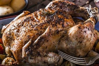 Fűszeres, egészben sült csirke: a zöldséges körettel együtt készül