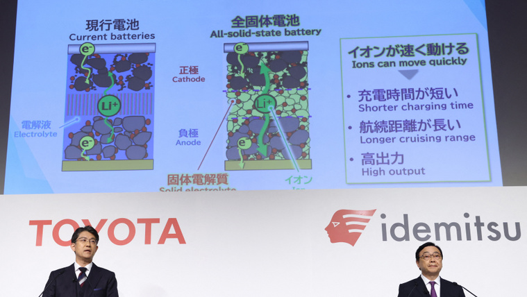 Koji Sato a Toyota Motor Co. elnök-vezérigazgatója és Shunichi Kito, az Idemitsu Kosan Co. vezérigazgatója közös sajtótájékoztatón Tokióban 2023. október 12-én.