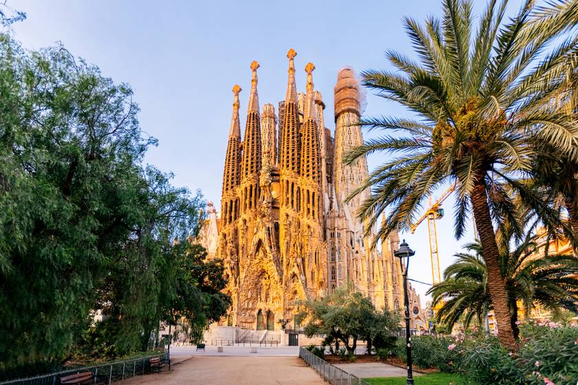 Barcelona, a katalán főváros népszerű az utazók körében, ráadásul egyes repülőjáratokra akár 7-10 ezer forintért kaphatók jegyek. A pazar városban a Sagrada Famíliát és a Güell parkot célozzák meg legtöbben, de bővelkedik látnivalókban.
