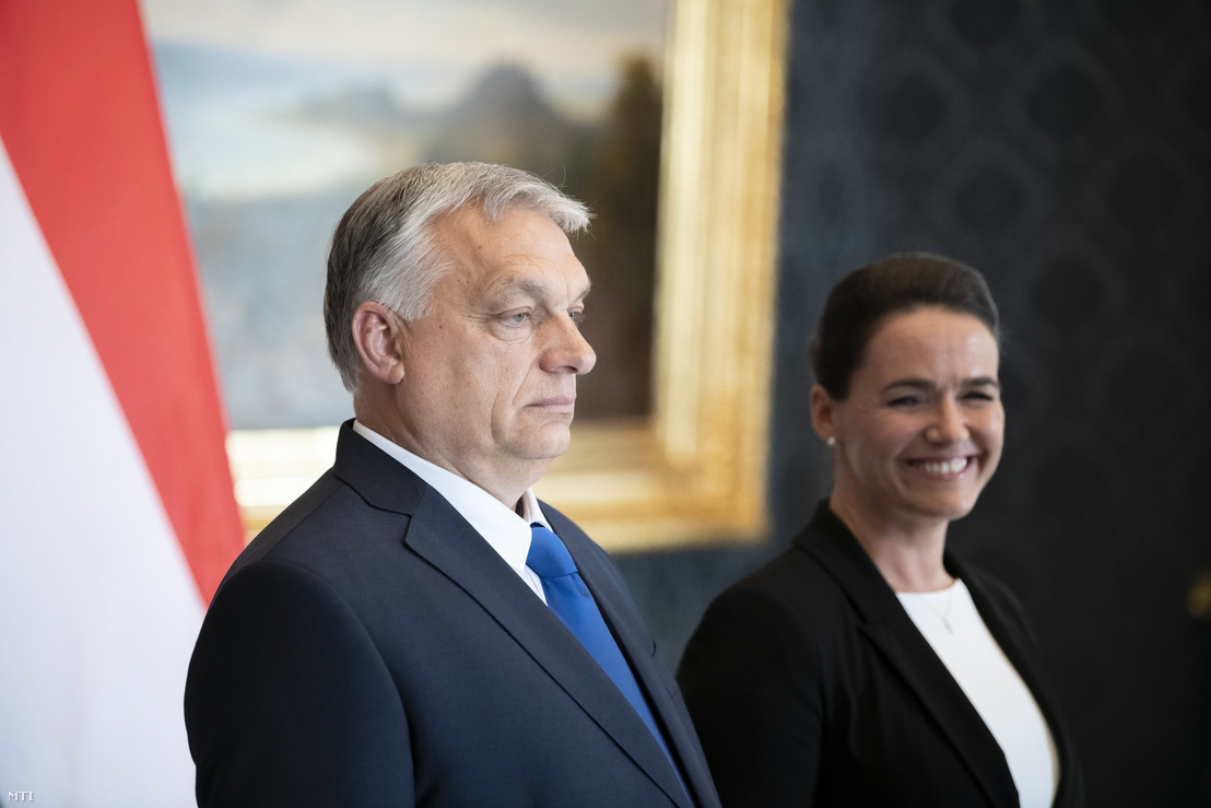 Orbán Viktor miniszterelnök és Novák Katalin köztársasági elnök a Sándor-palotában, ahol az új kormány miniszterei átvették kinevezési okmányukat 2022. május 24-én