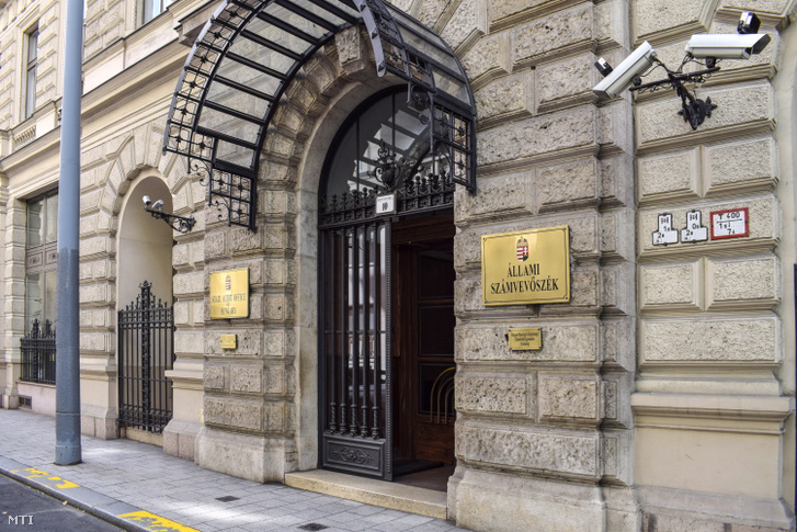 Az Állami Számvevőszék (ÁSZ) bejárata az V. kerületi Apáczai Csere János utca 10. szám alatt 2017. október 7-én