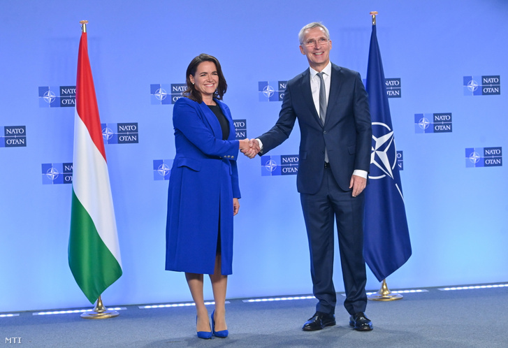 Jens Stoltenberg NATO-főtitkár fogadja Novák Katalin köztársasági elnököt a védelmi szövetség brüsszeli székházában 2023. november 8-án