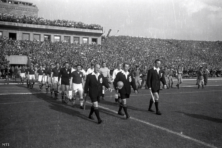 Puskás Ferenc és Billy Wriht csapatkapitányok vezetésével kivonulnak a csapatok a pályára a Magyarország-Anglia válogatott labdarúgó-mérkőzés előtt 1954. május 23-án. A budapesti visszavágón 7:1-re nyertek a magyarok