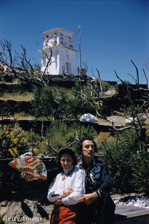 Dalí és felesége Port Lligat-i otthonuk előtt