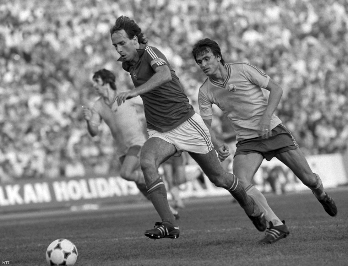 Nyilasi Tibor kapura tör a román Stefan Sames mellett a Románia-Magyarország világbajnoki selejtezõ mérkőzésen 1981-ben