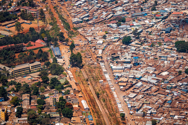 Pontosan senki sem tudja megmondani, hányan élnek Afrika legnagyobb nyomornegyedében