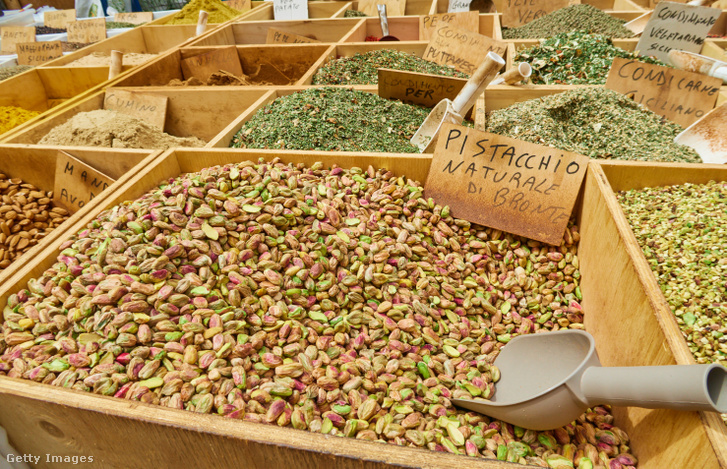 Pisztácia árus egy szicíliai piacon, Olaszországban